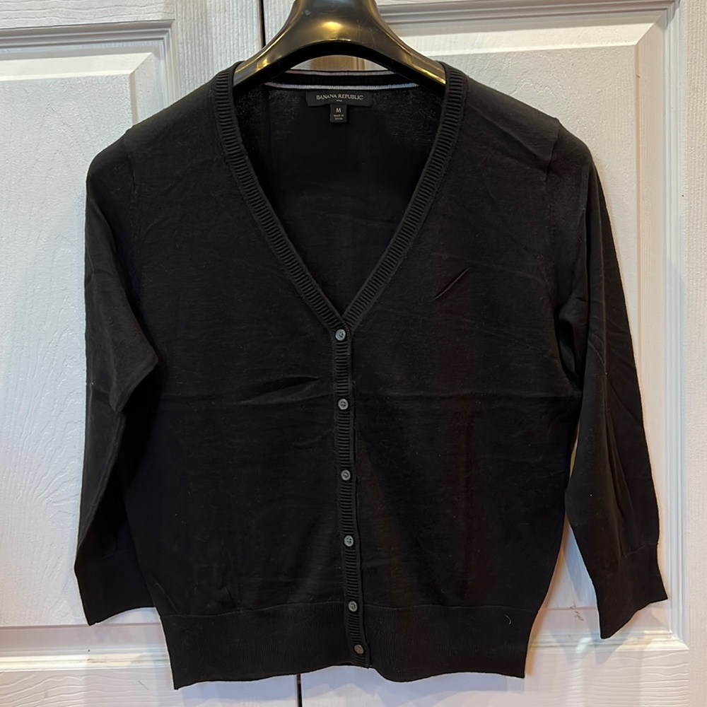 NWOT women’s classic BananaRepublic V neck 3/4 sleeve cardigan size M
